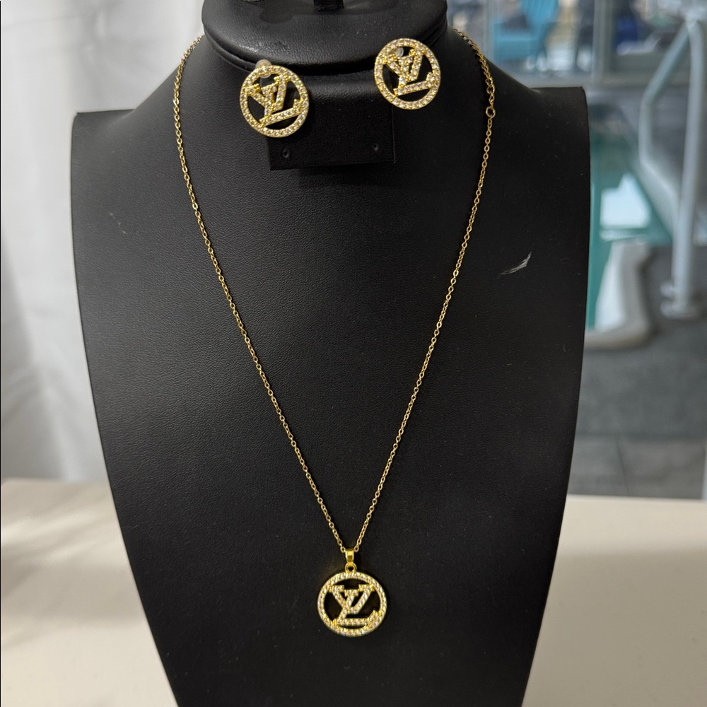 Beautiful necklace and earring set